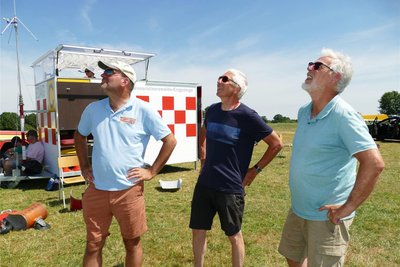 Hier verschaffen sich Willem Dortu, Uwe Beger und Ton Staassen (von links) gerade einen Eindruck von den thermischen Bedingungen und dem Leistungsstand eines jungen Fliegers.