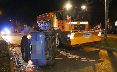In Chemnitz war ein Auto auf der Müllerstraße ins Schleudern geraten und auf die Seite gekippt.