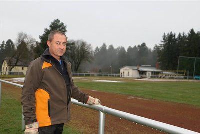 Thomas Wolfrum am Fußballplatz des SC Syrau 1919. Der Syrauer hat bisher das Gelände für eine kleine Aufwandsentschädigung in Schuss gehalten. Wie es nun weitergeht, ist unklar.