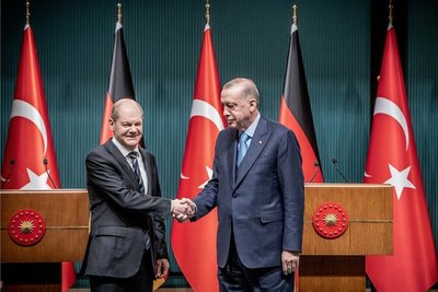 Bundeskanzler Olaf Scholz (links) wird vom türkischen Staatspräsidenten Recep Tayyip Erdogan in Ankara empfangen. Der Ukraine-Krieg war das bestimmende Thema bei dem Treffen. 