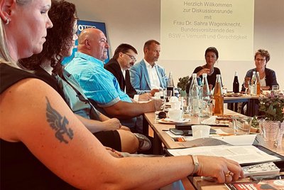 Sahra Wagenknecht nutzte den Besuch in Stollberg auch, um mit Geschäftsführern des Mittelstandes aus dem Erzgebirge zu diskutieren.