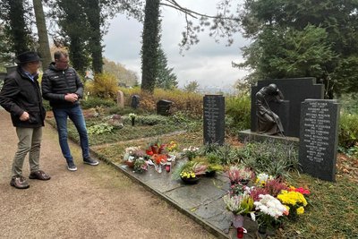 Pfarrer Jörgen Schubert (links) und Friedhofsmitarbeiter Ralf Georgi an einer Grabstätte auf dem Nicolaifriedhof in Aue.