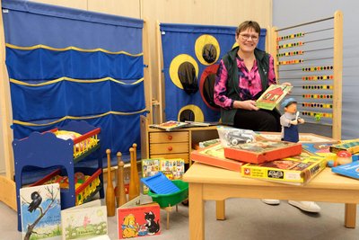 Regina Bluth zeigt das umfangreiche Angebot an Spielzeug in der Kita „Villa Kunterbunt“ in Freiberg.