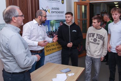 Oberbürgermeister Jens Scharff und Hauptamtsleiter Jens Winkelmann (v. l.) im Gespräch mit Schülern der Auerbacher Seminar-Oberschule.