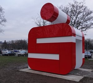 Am Platz der Völkerfreundschaft in Zwickau fällt dieser Sparkassen-Cube ins Auge. Ein zweiter entsteht an der Crimmitschauer Straße.