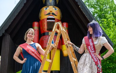 Seit 2005 gibt es eine Nussknackerkönigin. Als es zu viele Termine wurden, bekam sie eine Prinzessin an die Seite.