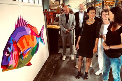 „Das ist total spannend“, so Sahra Wagenknecht bei Wobek in Stollberg. Das Unternehmen kümmert sich um Oberflächenbeschichtungen  und -designs. Hier eine Wandverkleidung für einen Kunden.