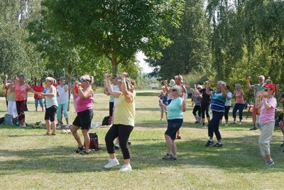 Im Schatten der Bäume ging es beim Seniorensportfest Erzgebirge trotz sommerlicher Hitze um Fitness und Bewegung.