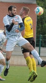 Nichts zu holen: Für den BSC um Stefan Richter (r.), hier im Kopfballduell mit Nicolai Goll, war die Hypothek in Hausdorf bereits zur Halbzeit zu groß. 