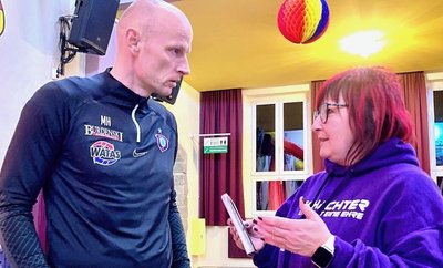 Ein angeregtes Gespräch führte die Oelsnitzer Romy Pirstadt mit Aues Sportgeschäftsführer und Ex-Veilchen Matthias Heidrich.
