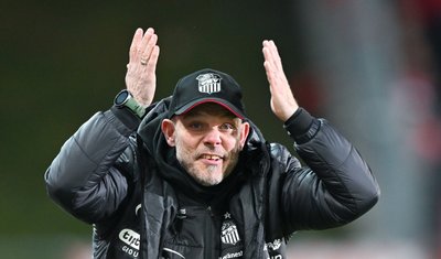 Zwickaus Trainer Ronny Thielemann reagiert an der Seitenlinie.