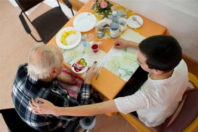 Freiwillige leisten auch wie hier in Leipzig bei der Versorgung von Pflegeheimbewohnern unschätzbare Dienste für die Gesellschaft. Jetzt sorgen Sparpläne für Verunsicherung. 