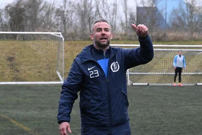 Trainer Chris Müller während des Spieles des TV Oberfrohna bei Traktor Neukirchen. Das Spitzenspiel mit traurigen Vorzeichen verlor seine Mannschaft mit 1:2.