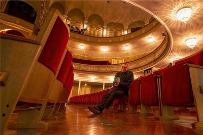 Theater-Technikleiter Silvio Gahs erwartet am Sonntag Besucher auch hinter den Kulissen des Vogtland-Theaters.