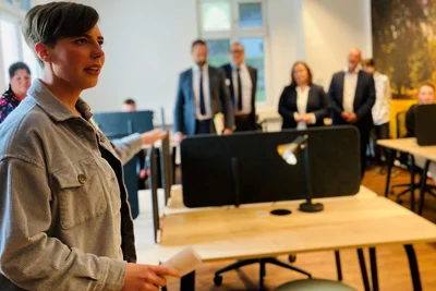 Studentin Janina Müller stellte der Delegation aus Dresden unter anderem den neuen Selbstlernraum der Studienakademie Breitenbrunn vor, der von den jungen Leuten „rege genutzt wird“.