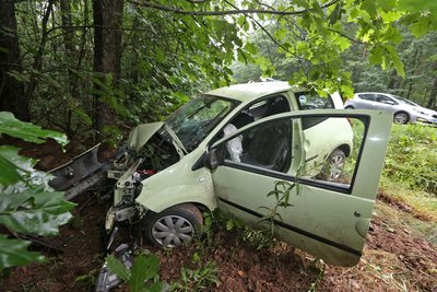Am Samstagnachmittag ist ein 59-jähriger Renault-Fahrer bei einem Unfall auf der B 180 schwer verletzt worden.