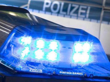            Ein Blaulicht auf dem Dach eines Polizeiwagens.