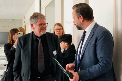 Prof. Dr. Anton Schlittmaier (l.), Direktor der Studienakademie, im Gespräch mit Minister Sebastian Gemkow.