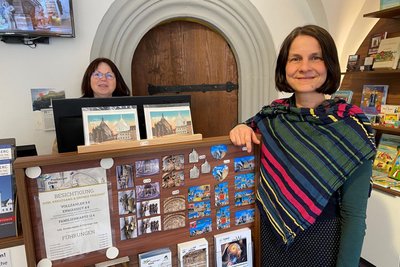 Jana Tschapek (r.) und Birgit Hansen im Domladen mit verschiedenen Freiberg-Souvenirs.