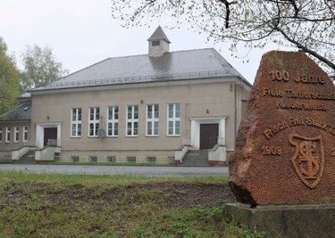 Die alte Sporthalle sieht repräsentativ aus, hat aber eine schlechte Akustik und keinen zeitgemäßen Brandschutz. 