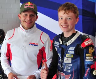 Der Moto-2-Weltmeister von 2011 Stefan Bradl (links) mit Dustin Schneider nach einer kurzen Auswertung einer Trainingssitzung auf dem Hockenheimring. 