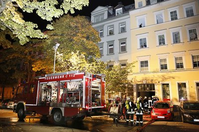 18 Rettungskräfte der Chemnitzer Berufsfeuerwehr, acht Feuerwehrleute aus Altchemnitz sowie vier Rettungsassistenten waren am Sonntag, gegen 23.30 Uhr an der Emilienstraße im Einsatz.