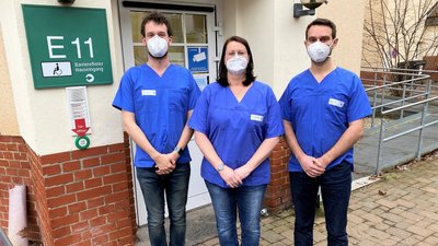 Dr. Felix Walther. Dr. Anja Hofmann und Adrian Angelescu (von links) vor der Impfstelle im Küchwald-Krankenhaus. Dort boten die Hausärzte am Samstag Beratungsgespräche für Unentschlossene an. 