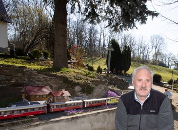 Kurz vor Ostern machte Bernd Kießling seine Gartenbahn an der Oelsnitzer Straße in Plauen wieder startklar. Besucher brauchen nur rechts den Schalter zu drücken, dann fahren mitunter vier Züge auf der 30 mal 6 Meter großen Bahn, die durch die private Einfahrt geteilt ist. 