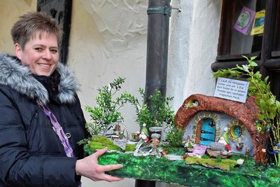 Im Stadtkern von Adorf können sich Einheimische und Besucher auf einen Wichtelrundweg begeben. In sieben Fenstern sind zauberhafte Szenen dargestellt. Die Idee hatte Sixtina Michael (im Foto am Museum). 