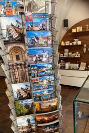 Im Domladen gibt es ein breites Spektrum von Ansichtskarten vom Dom und von der Stadt Freiberg.