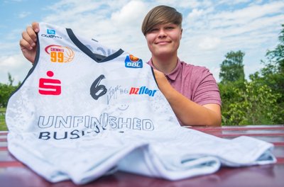 Michelle Seifert mit dem Trikot des Ex-Niners-Basketballers Luis Figge. Es ist eines der Stücke, die versteigert werden, um der 13-jährigen Nora aus Oelsnitz eine zweite Delfintherapie zu ermöglichen.