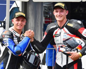 Die Hohenstein-Ernstthaler Max Enderlein (links) und Paul Fröde konnten sich am Wochenende bei den Läufen der Internationalen Deutschen Motorradmeisterschaft in Schleiz zu ihren Leistungen beglückwünschen. 