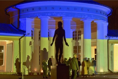 Überall in Europa werden Gebäude in den Farben der ukrainischen Nationalflagge angeleuchtet, so auch die Kolonnade der Mineralwasserquelle Ferdinand in Marienbad in Tschechien. 