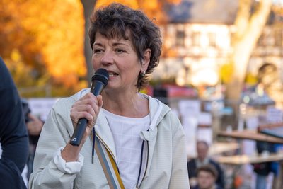 Bürgermeisterin Kerstin Schöniger hat keine schöne Woche hinter sich. Sie musste um den Ratskeller zittern.