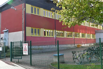 Die Böhme-Halle ist 1986 gebaut worden. Laut Rathaus müssen Sportboden, Fenster, Türen, Elektrik und Sanitäranlagen erneuert sowie eine Wärmedämmung geschaffen werden.
