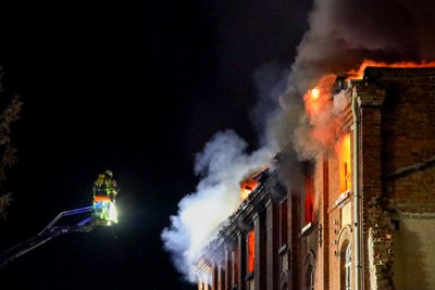 In der alten Puppenfabrik in Nossen brach am Dienstagabend ein Feuer aus.