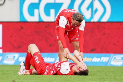 Enttäuschung nach dem Spiel bei Zwickau: Sonny Ziemer (am Boden) wird von Luis Klein getröstet.