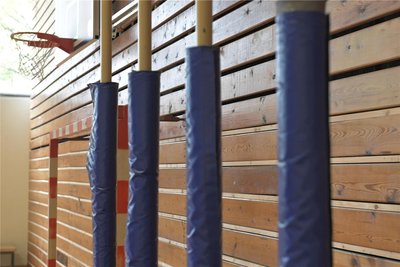 Zwischenräume in der Bretterwand sind mit Leisten geschlossen worden, um das Verletzungsrisiko zu senken.