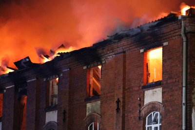 Das Dachgeschoss der alten Puppenfabrik in Nossen stand in hellen Flammen.