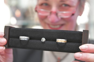 Aus der Werkstatt der Goldschmiede Gerlach in der Burgstraße 1 in Freiberg kommt Schmuck mit Freiberger Motiven, hier Andrea Gerlach mit teilvergoldeten Silberringen.