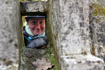 Selina Siegel putzt den Durchlass der Talsperre Kriebstein im Miniaturpark Klein-Erzgebirge in Oederan.