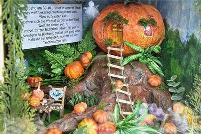 Zwei Adorfer Aushängeschilder vereint sind in der Auslage im Geschäft Mini Lotta am Markt: Die Wichtelwelt und das Kürbisleuchten am 30. Oktober.