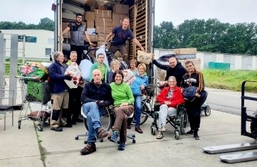 Freiwillige Helfer haben einen Lkw mit rund 90 Kubikmetern Hilfsgütern beladen. 