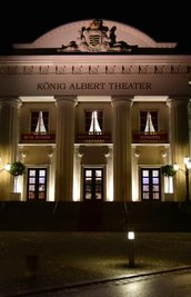 Das König-Albert-Theater in Bad Elster bei Nacht. Nun zieht wieder Leben ein. 