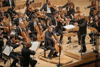 Das Konzert der Dresdner Musikfestspiele mit Cellist und Intendant Jan Vogler und dem Sinfonieorchester Hessischer Rundfunk unter Dirigent Paavo Järvi  im Kulturpalast vergoldete zahlreichen Dresdnern und Auswärtigen den Sonntagmittag. Foto: Oliver Killig