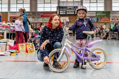 Die sechsjährige Antonia kann nun mit dem veilchen-lilanen Fahrrad in den Frühling starten. Ihre Mama Anja Enderlein und Papa Andy Siegl aus Mildenau wissen bei fünf Kindern, dass man auf den Preis schauen muss. 