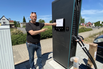 Am Mittwoch tätigte Volkmar Stockmann die letzten Handgriffe an der neuen E-Ladesäule in Mittweida. 