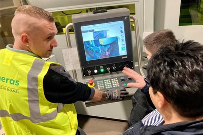 Am Profillaser führte Christopher Stefan (l.) den Besuchern bei einer früheren Auflage der „Heavy Metal Days“ vor, wie bei der Omeras GmbH in Lauter kleine und große Teile computergesteuert in Form gebracht werden.