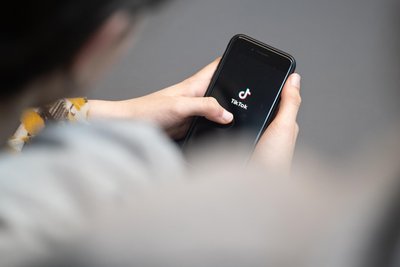 Auf der Online-Plattformen wie TikTok gibt es vermehrt extremistische Influencer, die Jugendliche gezielt ansprechen.