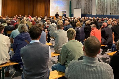 Zur Einwohnerversammlung in der voll besetzten Mehrzweckhalle in Augustusburg wurden über den Breitbandausbau informiert.